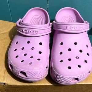 light purple CROCS w/9 m/7